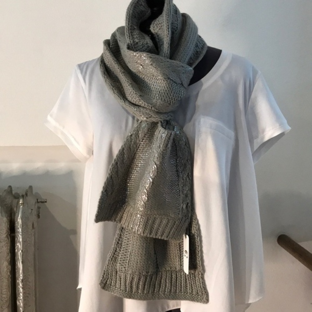 🆕 Charming Charlie’s scarf 🧣